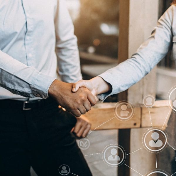 lustración que muestra un líder guiando a un equipo diverso hacia un objetivo común, simbolizando la gestión de equipo y la productividad en un negocio