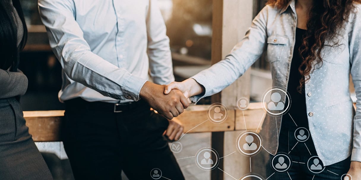 lustración que muestra un líder guiando a un equipo diverso hacia un objetivo común, simbolizando la gestión de equipo y la productividad en un negocio