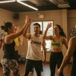 Grupo diverso de latinos celebrando con energía después de una clase de fitness en un gimnasio moderno en USA.